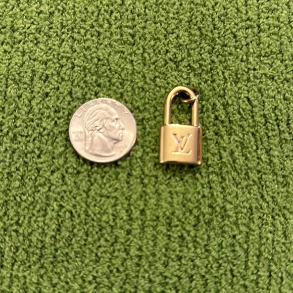 Auth. Louis Vuitton  Charm Gold - Picture 2 of 2